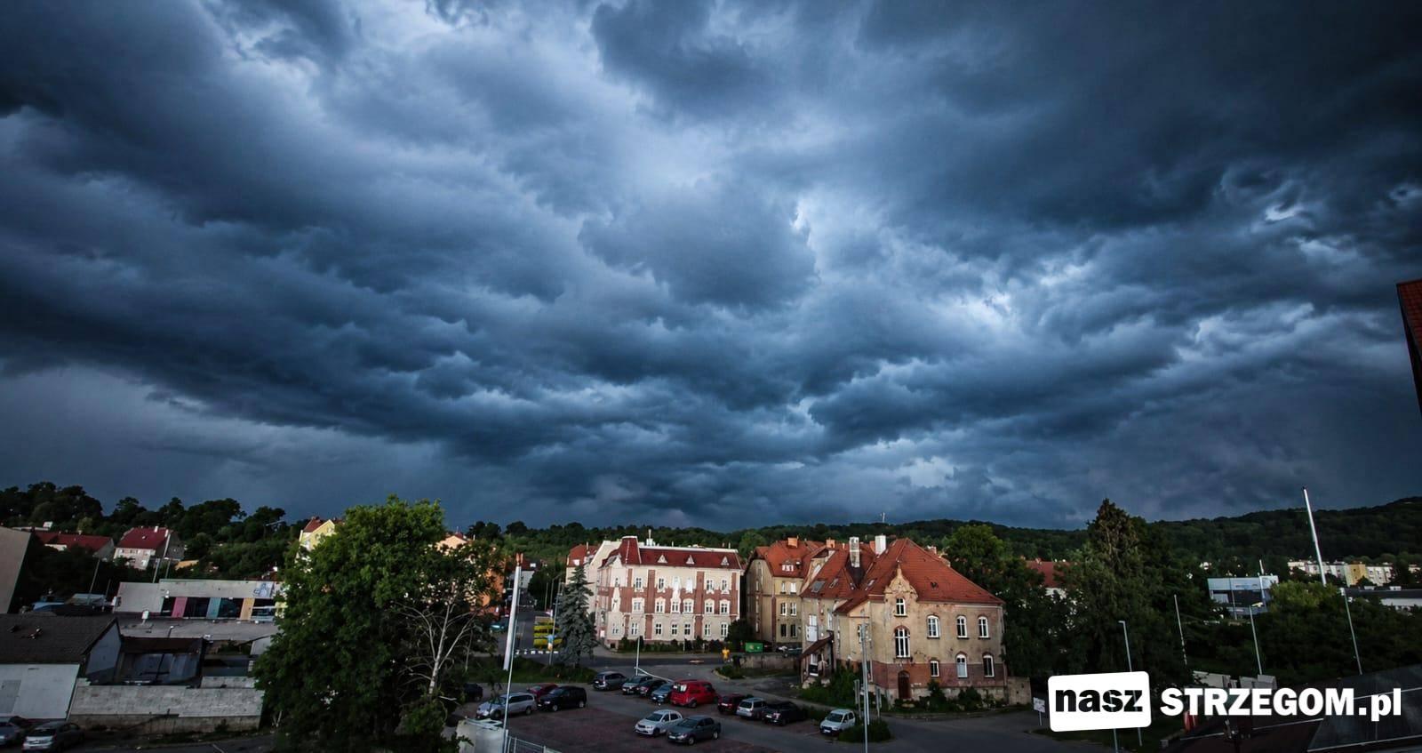 IMGW ostrzega: po południu pogoda może być niebezpieczna. Jest alert II stopnia dla powiatu świdnickiego. 